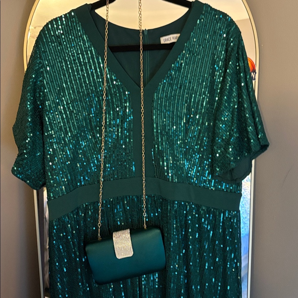 Pre-loved Grace Karin Sparkling Sequin Dress
FREE matching clutch purse!